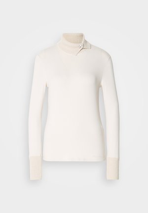 Maglione con collo a dolcevita di colore bianco sporco, con colletto e polsini a coste. Presenta un bottone decorativo sul colletto. Texture liscia, vestibilità slim.
