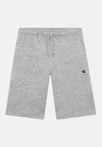 Γκρι σορτς από απαλό υλικό, με ελαστική μέση και κορδόνι, καθώς και μικρό λογότυπο σε κόκκινο και μπλε στη αριστερή πλευρά.