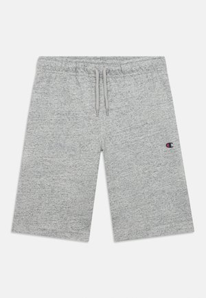 Pantalones cortos deportivos grises fabricados con un material suave, que cuentan con una cintura elástica con cordón y un pequeño logo en rojo y azul en la pierna izquierda.