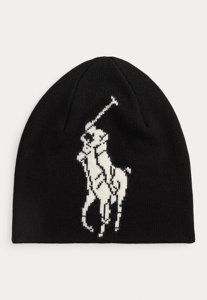 Knit crna kapa s istaknutim bijelim izvezenim logom dva igrača pola na konjima, s glatkom teksturom i prilagođenim fitom.