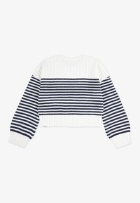 Sutrumpintas megztinis su įstrižine tekstūra, turintis tamsiai mėlynas ir baltas horizontalias juostas, apvalų iškirpimą ir pūstus rankoves.