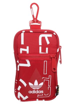 Bustina rossa Adidas con testo astratto bianco, tasca frontale con cerniera e clip rossa per attacco.