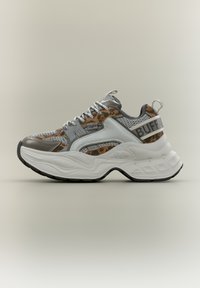 Chunky sneakers με λευκή σόλα, γκρι πλέγμα, λεπτομέρειες με λεοπάρ μοτίβο και λογότυπο "Buffalo" στο πλάι και στη φτέρνα.