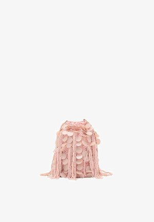 Petit sac rose à cordon décoré de sequins ronds et de longs pompons perlés suspendus sur les côtés.