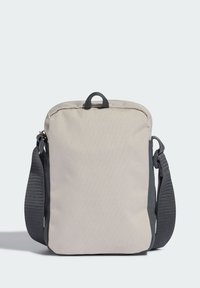 Szara materiałowa torba na ramię o gładkiej teksturze, prostokątnym kształcie, regulowanym pasku i górnym uchwycie do przenoszenia; minimalistyczny design.