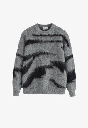 Pull gris en tricot avec une texture douce et duveteuse, présentant des rayures noires irrégulières et un col rond classique. Manches longues incluses.