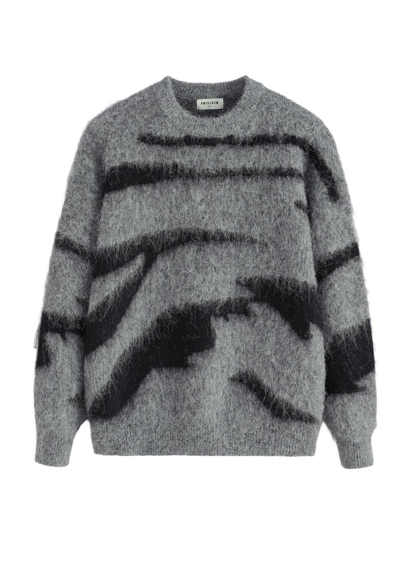 Pull gris en tricot avec une texture douce et duveteuse, présentant des rayures noires irrégulières et un col rond classique. Manches longues incluses.
