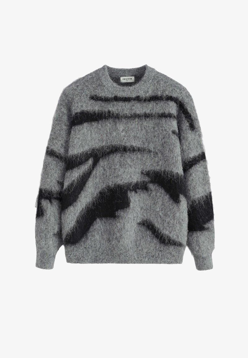 Pull gris en tricot avec une texture douce et duveteuse, présentant des rayures noires irrégulières et un col rond classique. Manches longues incluses.