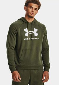 Felpa con cappuccio verde scuro, dotata di tasca a marsupio, con un grande logo Under Armour bianco sul petto e polsini a coste.