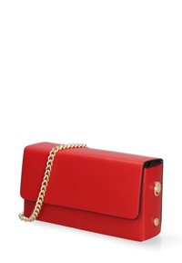 Pochette rectangulaire rouge avec une chaîne en or et des accessoires en or sur le côté, sur fond blanc.