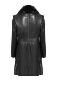Czarny skórzany płaszcz z kołnierzem z sztucznego futra, długimi rękawami i dopasowanym krojem. Gładka tekstura z pionowymi przeszyciami i średniej długości fason.