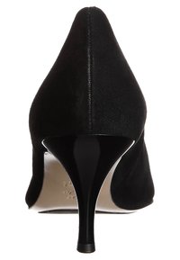 Černá zamšová vysoká podpatková bota s špičatou špičkou a elegantním lesklým černým stiletto podpatkem. Hladká textura a minimalistický design.