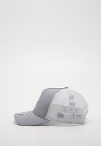 Grau Kappe mit gebogenem Schirm und einem Netzrücken. Mit einem Logo auf der Vorderseite und einem Label an der Seite akzentuiert. Strukturiertes Material.