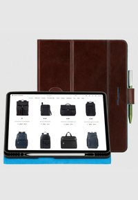 Bruine leren tablethoes met een pennenvak, met zichtbare stiksels. Een iPad toont verschillende zwarte tassenproducten op een witte achtergrond.