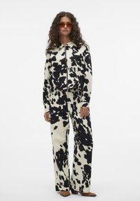 SOMETHINGNEW COW PRINT TROUSERS - Pantalon classique - macadamia aopcort