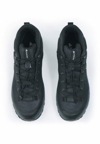 Czarne buty trekkingowe z teksturowaną siateczką, wzmocnioną przednią częścią oraz elastyczną gumową podeszwą. Wyposażone w system szybkiego sznurowania oraz wyściełany kołnierz.