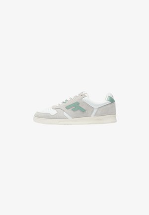 Weißer und hellgrauer Sneaker mit grünem Seitenlogo und Fersenakzent, flaches Design und strukturierte Sohle.