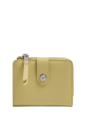 Mały prostokątny jasnżółty skórzany portfel z suwakiem u góry i paskiem zapinanym na zatrzask z przodu.