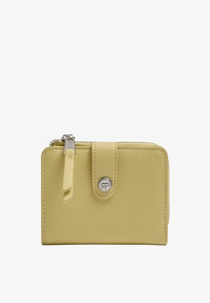 Mały prostokątny jasnżółty skórzany portfel z suwakiem u góry i paskiem zapinanym na zatrzask z przodu.
