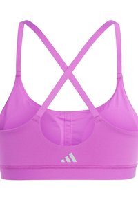 Sujetador deportivo morado con tirantes cruzados, hecho de un material suave y elástico. Presenta un cuello redondeado y un pequeño logotipo plateado en la parte delantera.