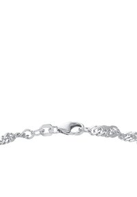 Pulsera de cadena de metal plateado que presenta eslabones ovalados interconectados y eslabones texturizados, con un cierre seguro y un acabado pulido.