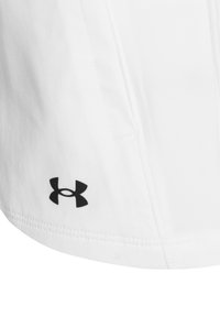 Hvid atletisk skjorte med en glat tekstur, der har et sort Under Armour-logo nederst til venstre og diskrete sømme langs kanterne.