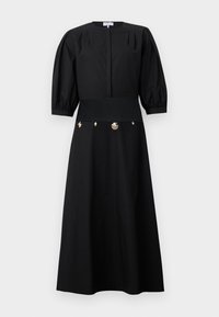 Robe midi noire avec manches trois-quarts bouffantes, large ceinture et petites décorations dorées en forme de coquillage le long de la taille.