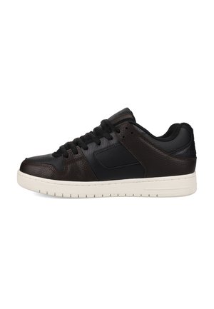 Czarne skórzane sneakersy z teksturowanymi brązowymi akcentami, sznurowana konstrukcja, okrągły nosek i biała gumowa podeszwa. Posiadają subtelną markę na pięcie.