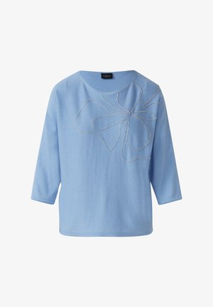 Jasnoniebieska bluzka z trzema ćwiartkami rękawów, wykonana z miękkiego materiału, z dużym, kwiatowym wzorem obszytym metaliczną nicią z przodu.