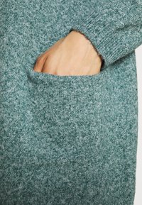 Vero Moda VMDOFFY LS LONG OPEN GA NOOS - Casaco de malha - sea moss/white melange