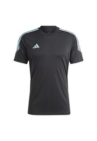 Camiseta atlética negra de manga corta con diseño de tres rayas en azul claro en los hombros y logo de adidas en la parte superior del pecho. Textura suave.