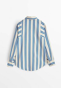 Camicia a maniche lunghe con bottoni e righe verticali blu su sfondo bianco, vista da dietro con i polsini abbottonati.