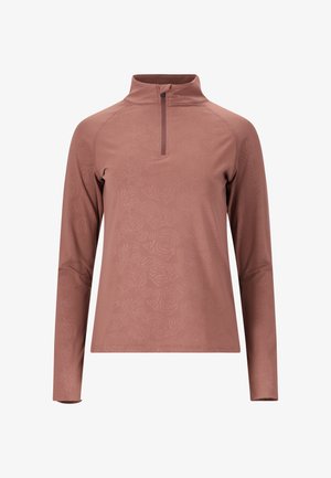 Langærmet mauve pullover med subtil tekstur og halvmiljølukning, der har en høj krave.
