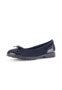 Marineblauwe ballerina's met een suède bovenwerk en een glanzende lakpunt. Voorzien van een decoratieve strik aan de voorkant en een gegoten zool.