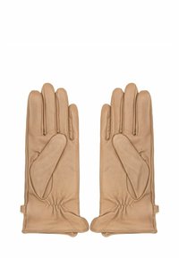 Para beżowych skórzanych rękawiczek z marszczonymi nadgarstkami i małym paskiem, ułożonych płasko, spodem do góry.