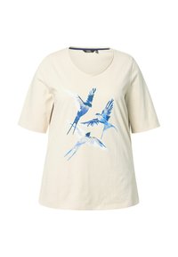 Camiseta corta de manga corta color crema con escote en V y tres pájaros en vuelo en estilo acuarela de color azul impresos en la parte delantera.
