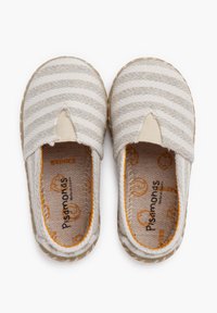 Bež espadrile slip-on z zgornjim delom iz sivo črtaste platnice, elastičnim stranskim odprtjem ter našitki, z lahkim rjavim gumijastim podplatom.