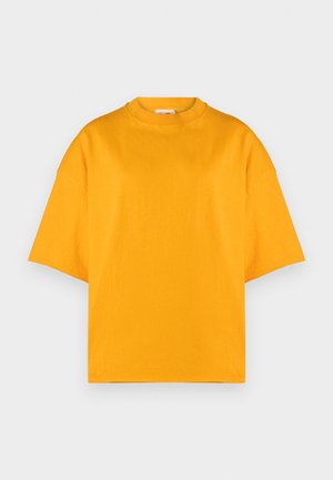 Rumena prevelika majica z mehkega blaga, s krožnim izrezom in kratkimi rokavi, v gladki, enotni barvi.