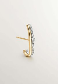 Pendiente dorado con un diseño curvado, que presenta una fila de brillantes transparentes engastados en un soporte plateado. Con un cierre de pasador para fijación segura.