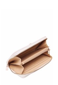 Portafoglio bianco con zip, dotato di un'esterno texturizzato e scomparti interni beige, slot per carte e una tasca per monete con zip.