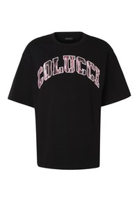 Μαύρο κοντομάνικο T-shirt με μεγάλο καμπυλωτό κείμενο "COLUCCI" με ροζ γράμματα με σχέδια στο στήθος.