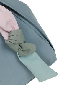 Borsa in tessuto blu chiaro con un nastro annodato in accenti verde menta e rosa tenue. Texture liscia e design strutturato con cuciture visibili.