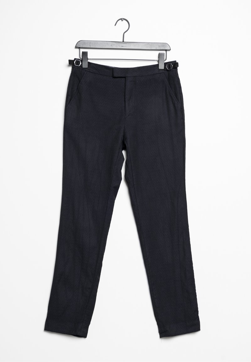 Svarta skräddarsydda byxor i texturerat tyg, slim fit, sidofickor och justerbart midjeband med dekorativ hårdvara. Hänger på en svart galge.