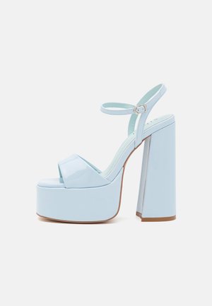 Jasnoniebieskie lakierowane sandały na platformie z otwartym przodem, szerokim paskiem, regulowanym paskiem na kostkę i grubym obcasem.