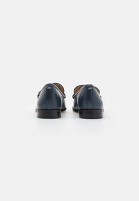 MICHAEL Michael Kors CARLSON LOAFER - Loaferit/pistokkaat - navy