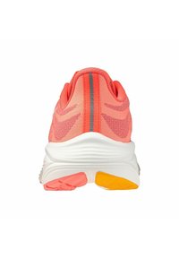 Zapatilla deportiva rosa con un upper de tejido texturizado, talón reforzado, entresuela blanca y una suela exterior multicolor con acentos en rosa, naranja y amarillo.