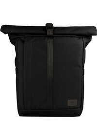 Mochila negra tipo roll-top con un tejido texturizado, correa ajustable y un bolsillo frontal con un parche del logo.