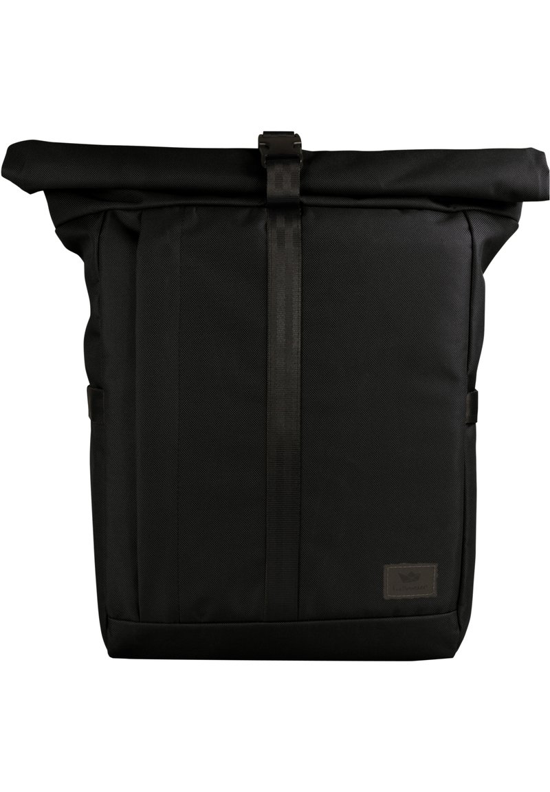 Mochila negra tipo roll-top con un tejido texturizado, correa ajustable y un bolsillo frontal con un parche del logo.