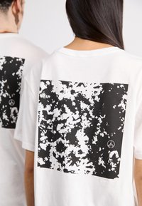 Salomon DROPPIN TEE UNISEX - Trükipildiga T-särk - white