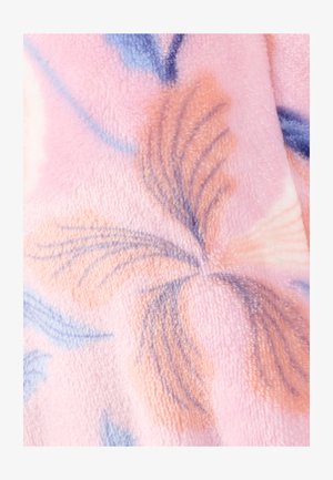 Coperta in pile con una superficie morbida e testurizzata, caratterizzata da uno sfondo rosa pastello e motivi floreali in tonalità blu e arancione.